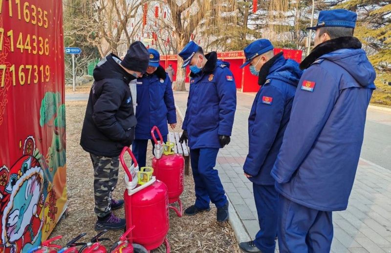 暖心护航市民游客平安过节！东城在行动 (1).jpg