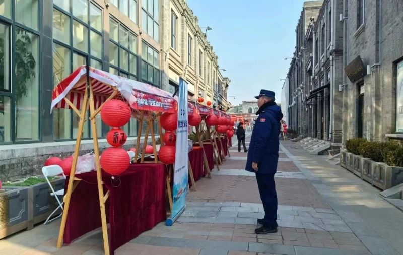 暖心护航市民游客平安过节！东城在行动 (2).jpg
