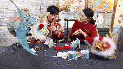 龙鱼起舞三里河！跟着东城非遗体验官，一起“鱼跃龙门”吧_ (7).GIF