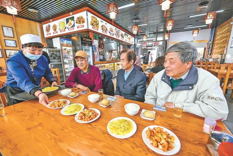 上月初，“老年餐桌”摆进前门老字号，现在咋样了？ (1).jpg