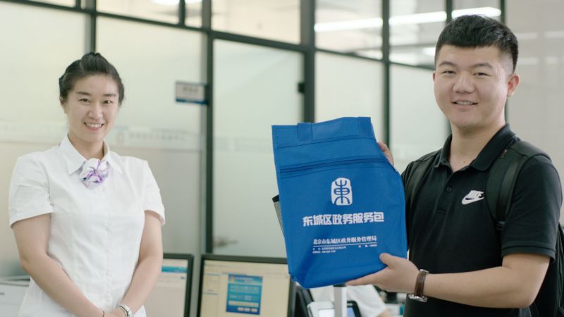 3为企业发放政务服务包。.jpg