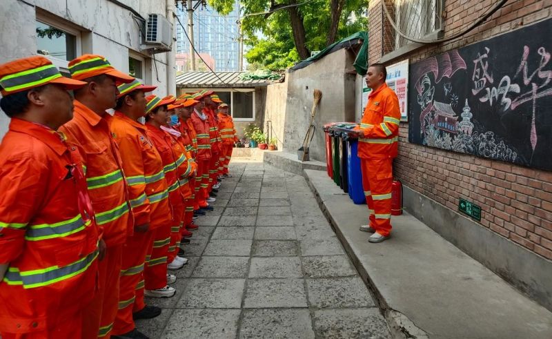 不辜负这抹橙色！环卫小哥“随手帮个忙” (2).jpg