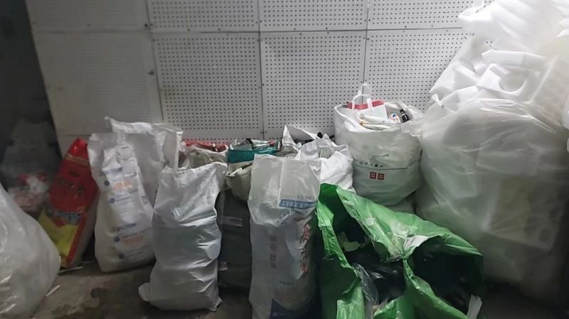 东花市街道垃圾分类新举措_废旧玻璃瓶有了新去处 (2).jpg