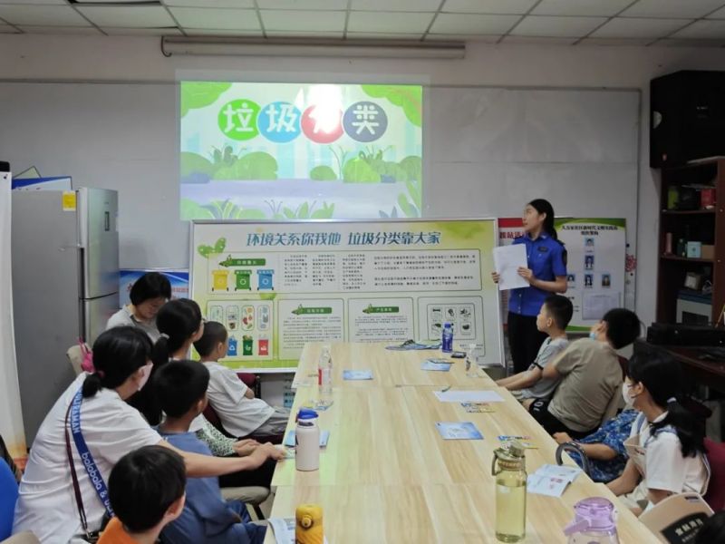 暑期实践、从“小”做起，城管部门开展垃圾分类普法宣传活动.jpg