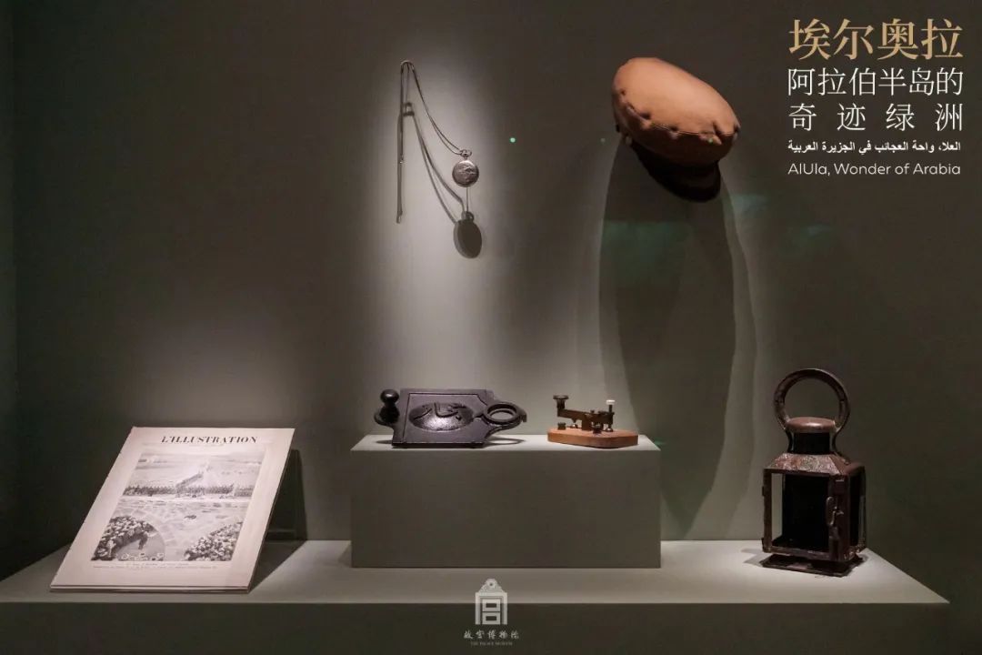 《画报》杂志（左一）