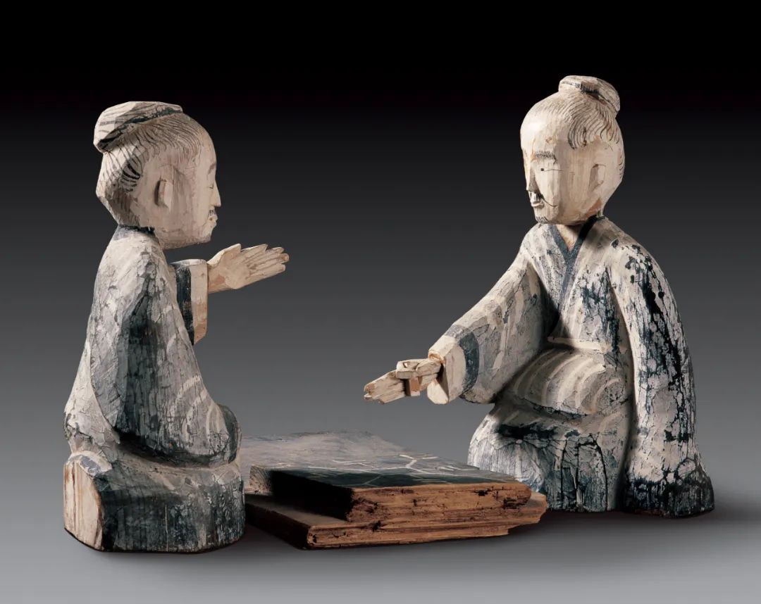 彩绘木六博俑  汉 棋盘29.2×19.3cm 木俑27.5×28.5cm  甘肃省博物馆藏