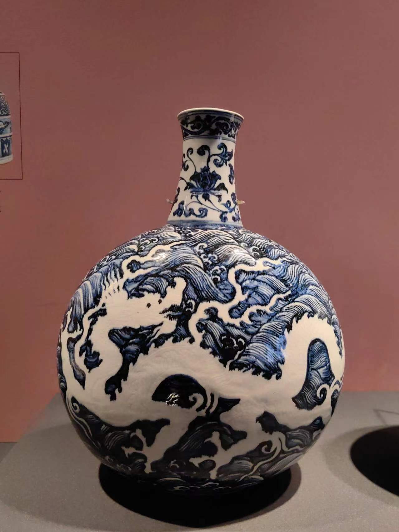 青花海水白龙纹扁瓶