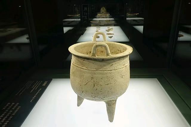 白陶鼎  商（公元前1600~前1046年）