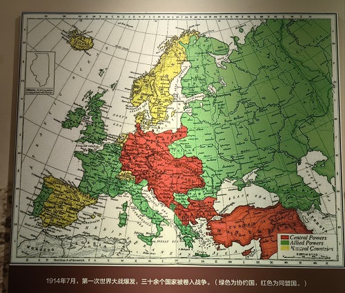 1914年7月，第一次世界大战爆发，三十余个国家被卷入战争。（绿色为协约国，红色为同盟国。）.jpg