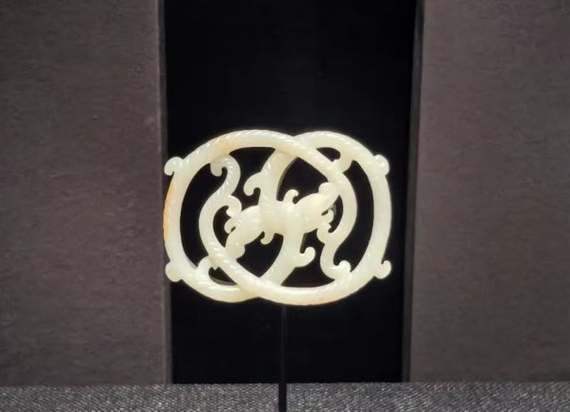 白玉双螭形佩 清（公元1644~1911年）.jpg