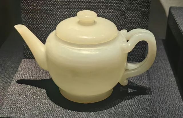 道光款白玉执壶 清道光（公元1821~1850年）