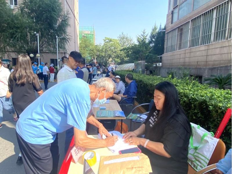 龙潭街道开展违规电动三四轮集中处置活动 (1).jpg