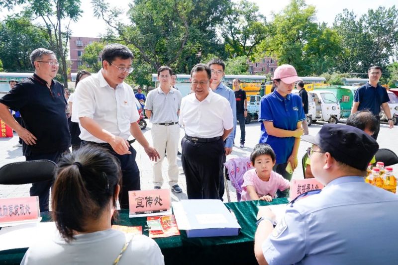 “向前一步”确保政策落地清理到位！孙新军检查全区违规电动三四轮车整治工作 (1).jpg