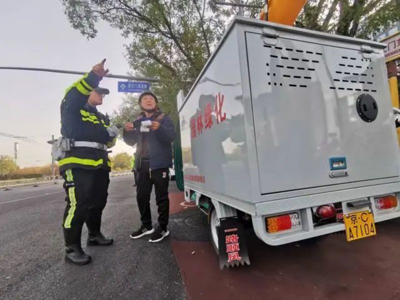 过渡期倒计时！交警严查违规电动三四轮车交通违法 (2).jpg