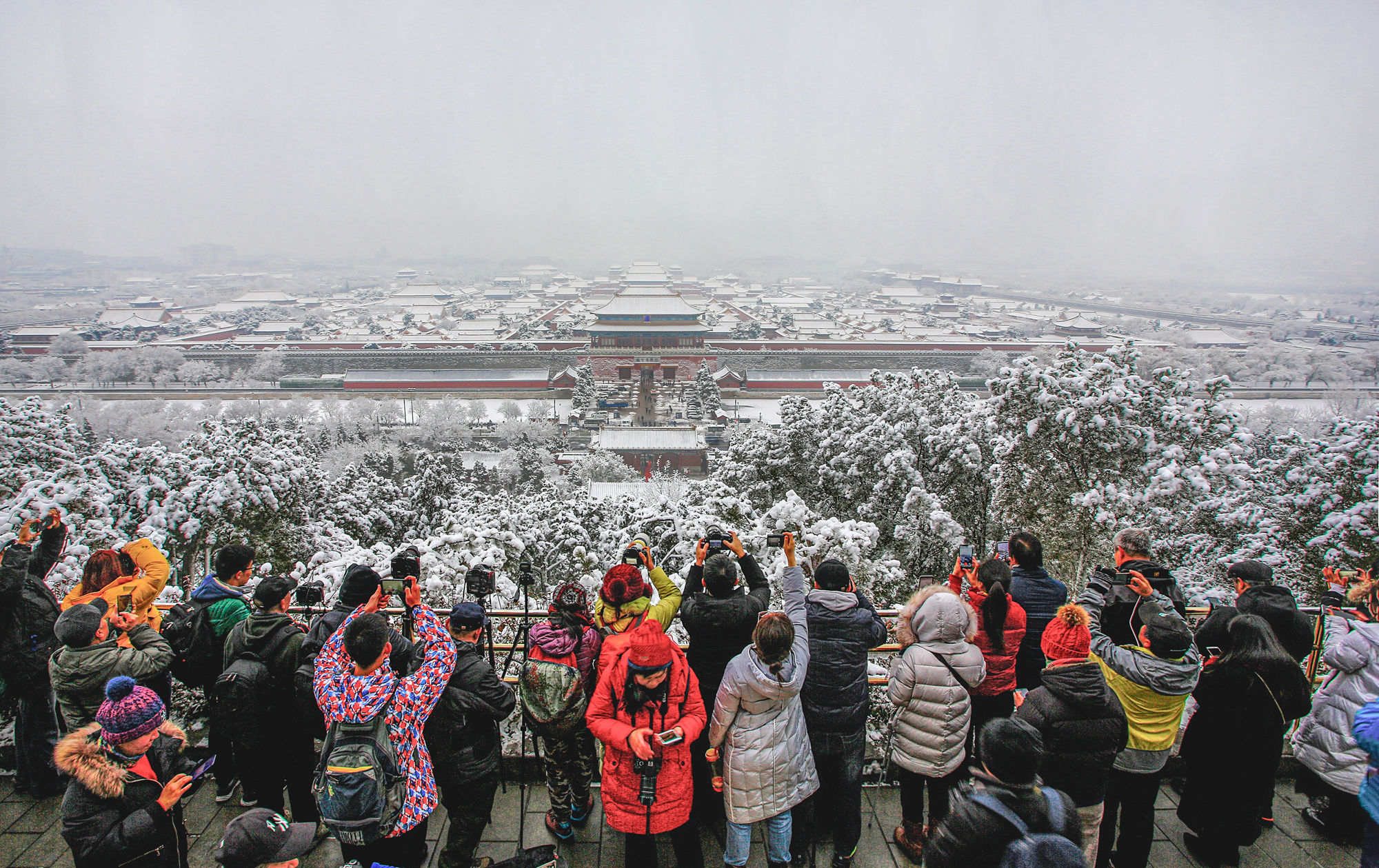 景山观雪●张锁安