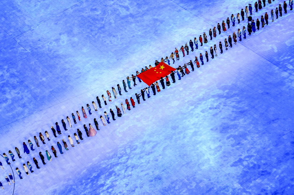 这是中华人民共和国国旗在北京第二十四届冬季奥林匹克运动会开幕式上入场（2022年2月4日摄）