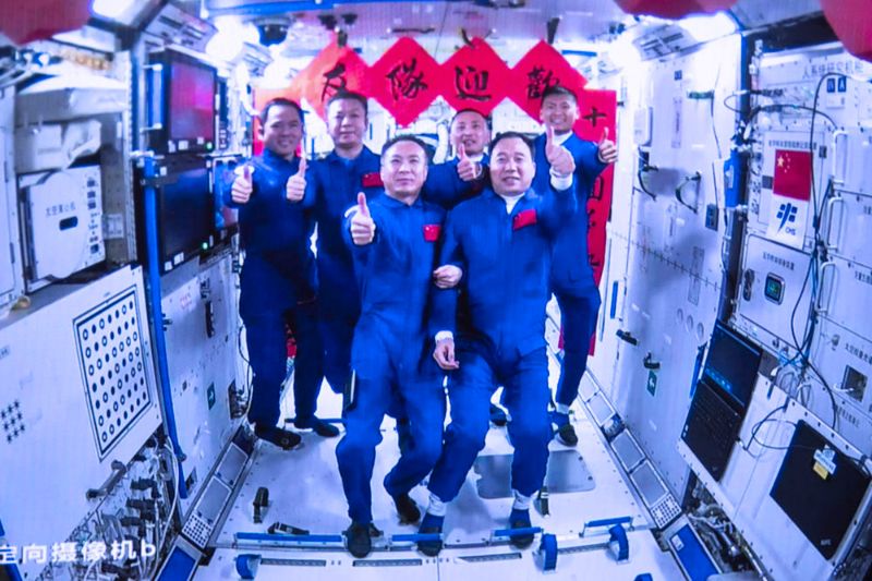 登高壮观天地间——以习近平同志为核心的党中央引领全面建设社会主义现代化国家迈上新征程2.jpg