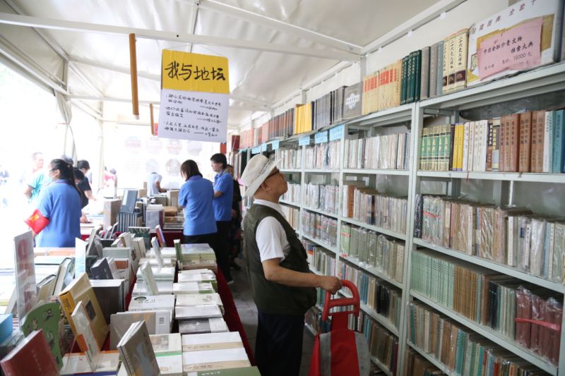 阔别十年回归！“我与地坛”北京书市点亮“书香东城” (24).jpg