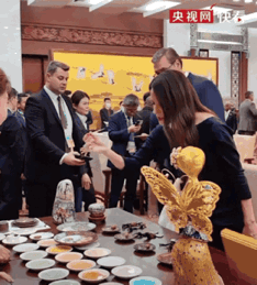 什么吸引了“一带一路”贵宾目光？！看东城非遗“花式”参与盛会 (2).GIF