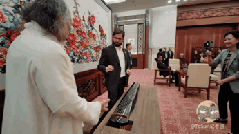 什么吸引了“一带一路”贵宾目光？！看东城非遗“花式”参与盛会 (4).GIF