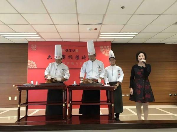 他在便宜坊，以匠心练就焖炉烤鸭技艺→.jpg