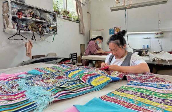 戏服“守艺人”！一针一线吃功夫，千针万线绣华裳.jpg
