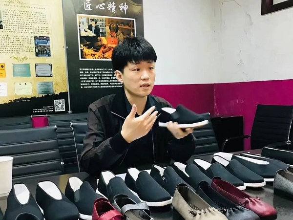 从“量脚”干起！“斜杠”带货主播，拜师传承非遗.jpg