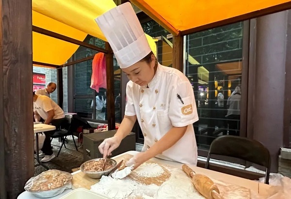 指尖生花！传统小吃在她手里焕发新生机.jpg