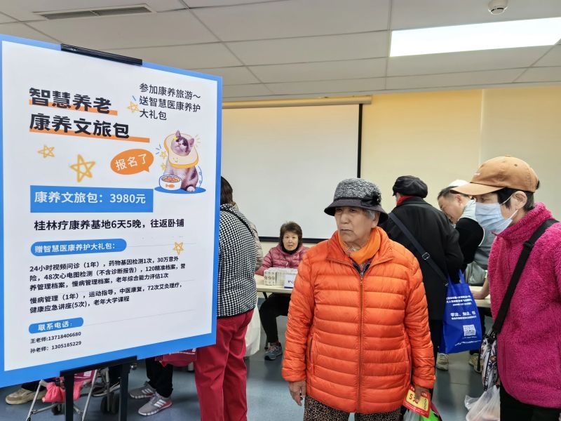 “小摊主”主理“慈善公益角”，东城“惠老大集”再上新 (5).jpg