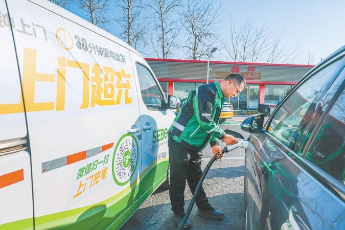 春运期间,重点大客流服务区内将投放移动充电车。(邓伟 摄).jpg 春运期间,重点大客流服务区内将投放移动充电车。(邓伟 摄).jpg