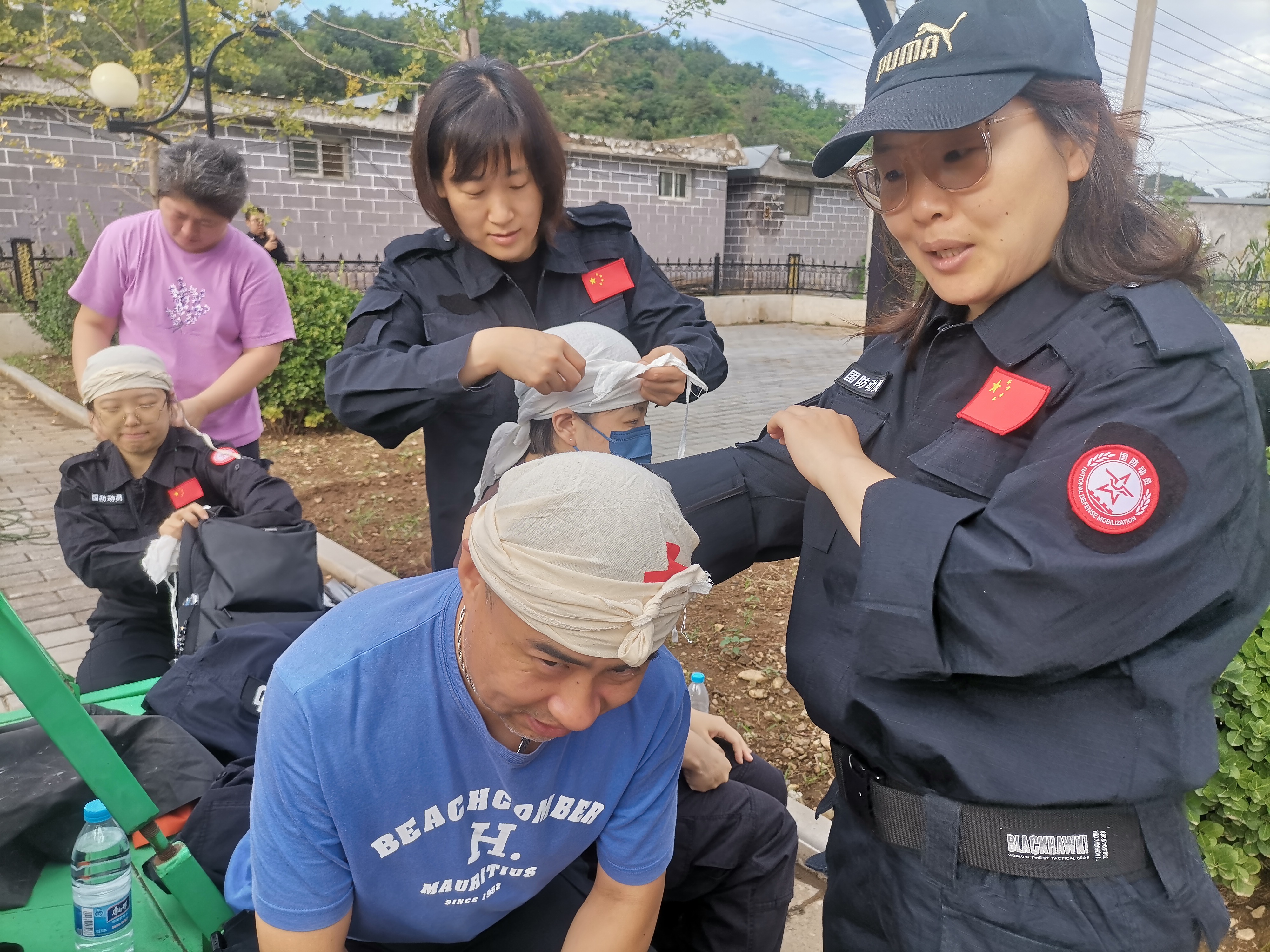 疏散安置地进行伤员包扎训练.jpg