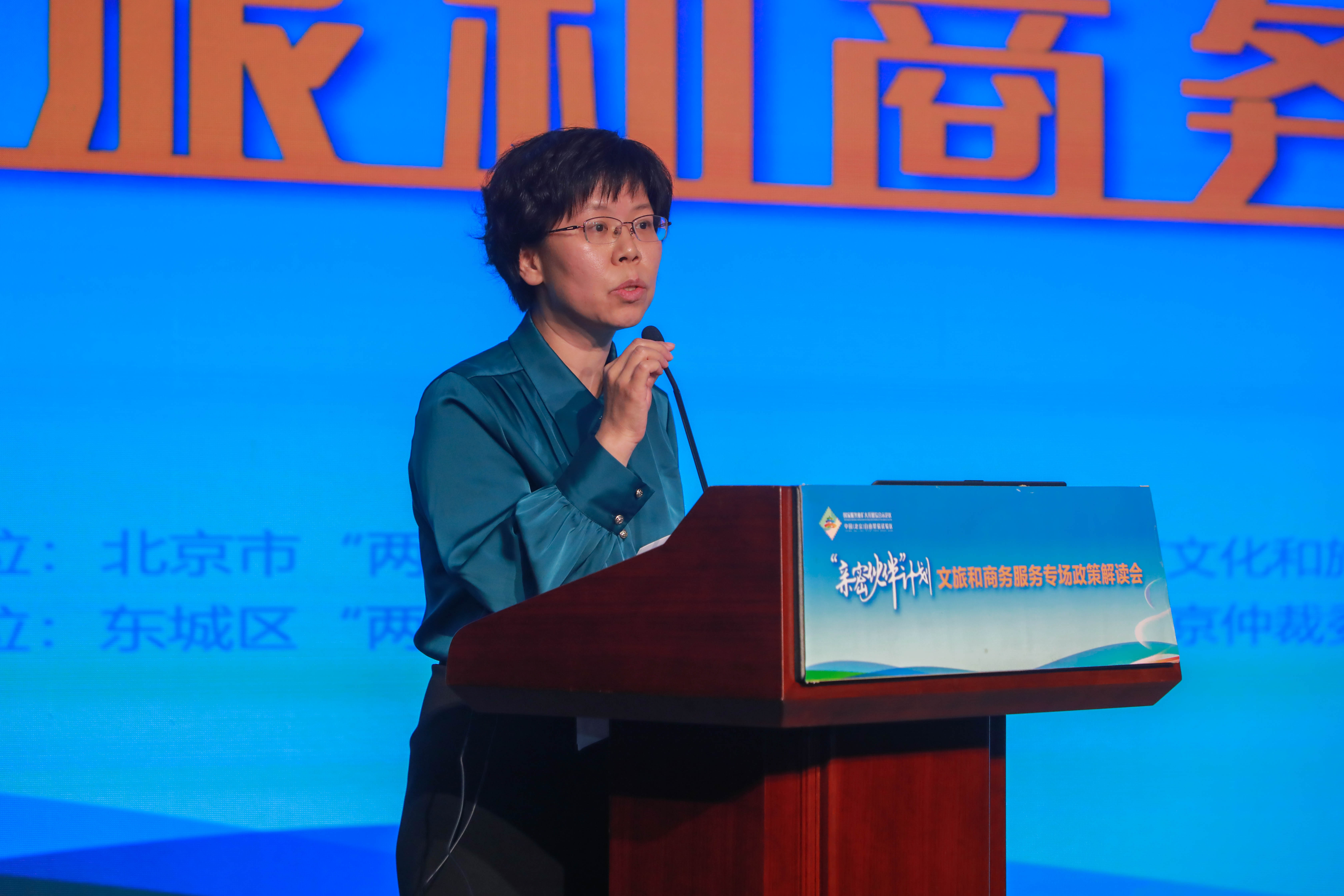 市“两区”办统计信息处处长朱静主持政策解读会.jpg