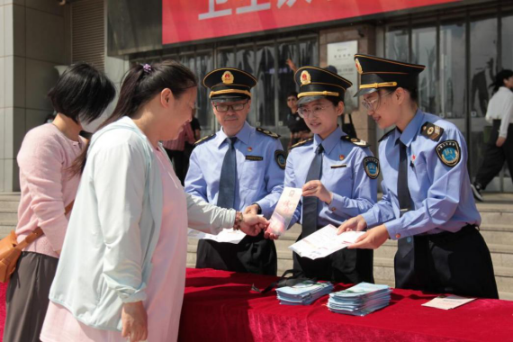 诚信建设万里行——东城区卫生健康委员会开展诚信宣传进商城活动.png